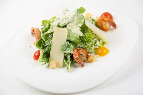 Caesar salad with shrimps, tomato, cheese and crumbs — Stock Photo, Image