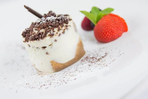 Deserto di Tiramisù con cioccolato e fragola — Foto Stock