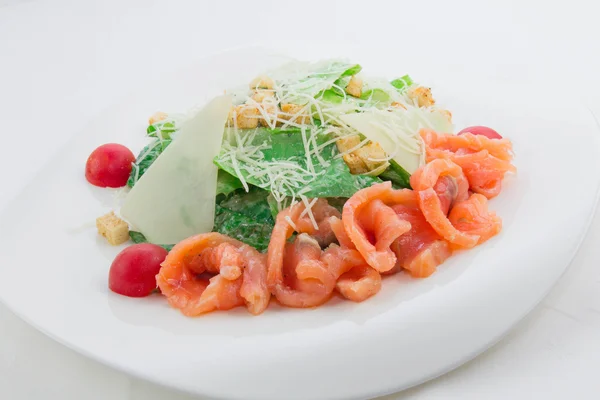 Salată de cezar cu somon, roșii, brânză și firimituri — Fotografie, imagine de stoc