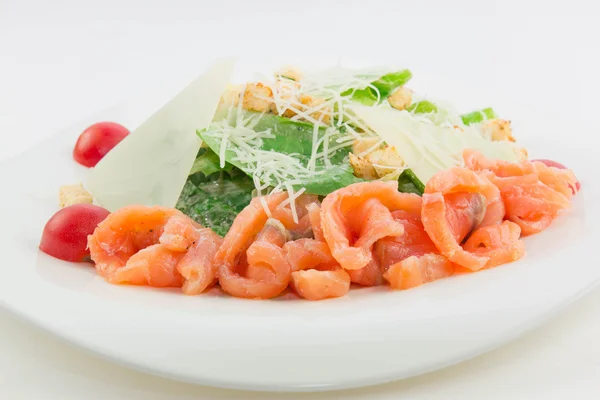 Salată de cezar cu somon, roșii, brânză și firimituri — Fotografie, imagine de stoc