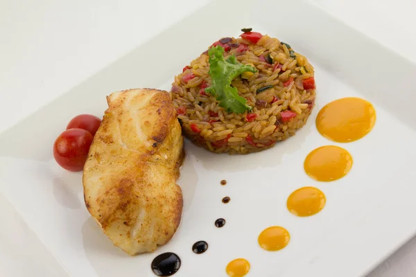 Robalo chileno com arroz e tomate — Fotografia de Stock