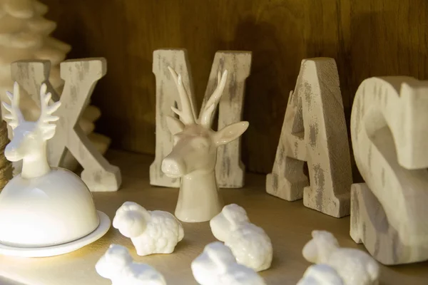 Состав с буквами XMAS и рождественскими игрушками на деревянной полке — стоковое фото