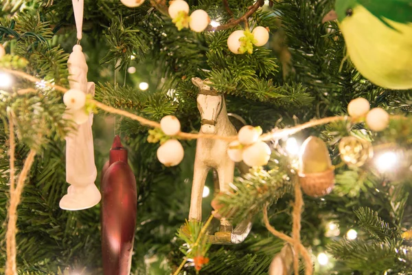 Рождественская игрушка "Лошадь" на елке — стоковое фото