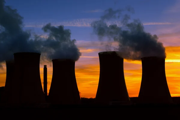 夕暮れ時の発電所のシルエット — ストック写真