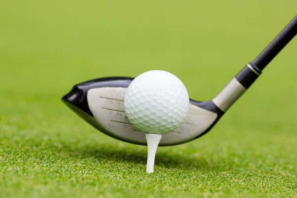 Golf club bakom bollen — Stockfoto