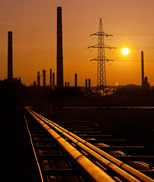 Нафтопереробний завод на заході сонця — стокове фото