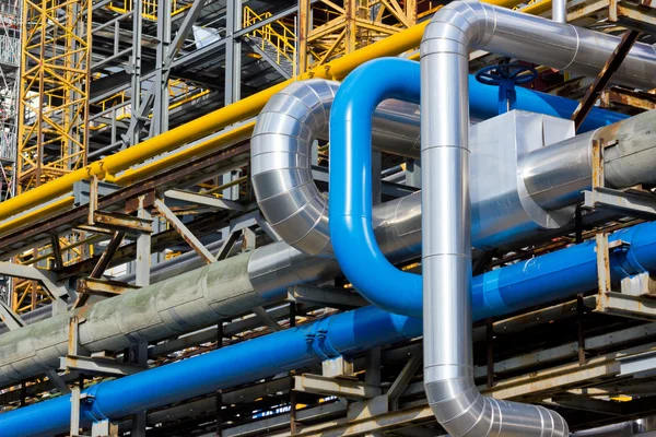 Grandes tubos industriais — Fotografia de Stock