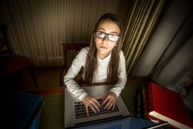 Laptop geceleri oturan bilgisayar geek kız portresi