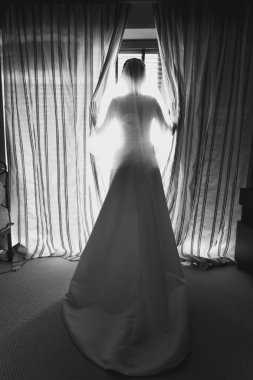 Siyah ve beyaz atış büyük Rüzgar önünde zarif genç gelinin