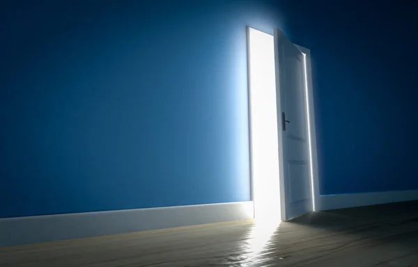 Luz brilhando através da porta aberta no quarto escuro com paredes azuis e — Fotografia de Stock