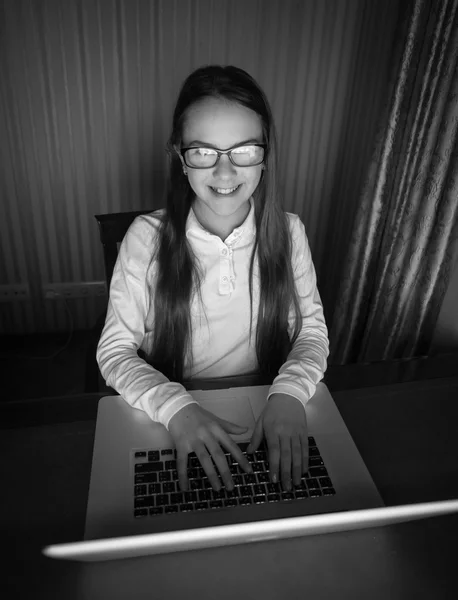 Noir et blanc portrait de adolescent fille dans les lunettes assis un — Photo