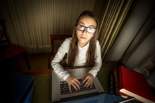 Porträtt av computern geek flicka sitter på laptop på natten — Stockfoto