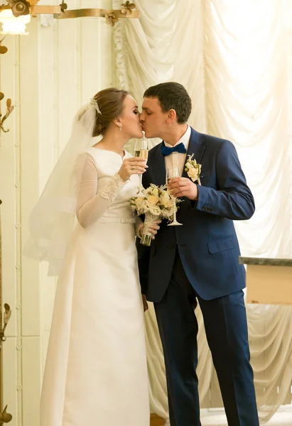 Retrato de belo casal recém-casado beijando em luxuoso — Fotografia de Stock