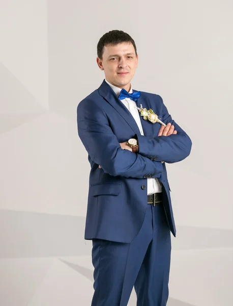 Retrato de novio elegante en traje clásico azul posando en el estudio —  Fotos de Stock