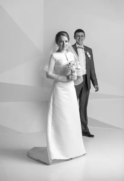Preto e branco tiro de noiva feliz com buquê no estúdio — Fotografia de Stock
