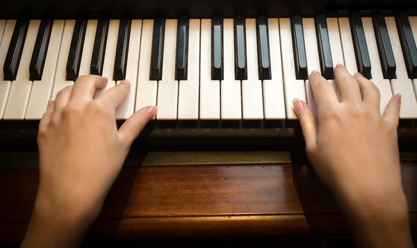 Primer plano de las manos del niño tocando el piano — Foto de Stock