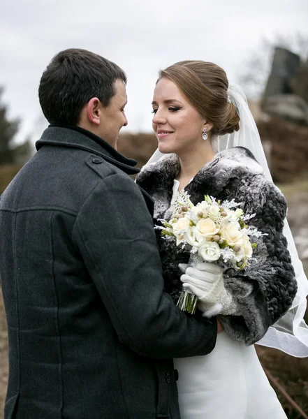 Retrato de feliz pareja recién casada mirándose el uno al otro en —  Fotos de Stock