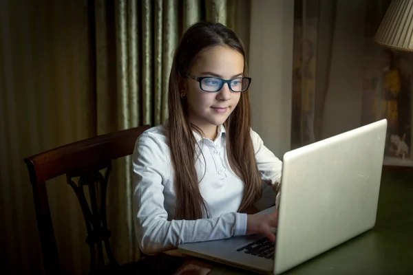 Porträtt av vacker flicka med laptop på sent på kvällen — Stockfoto