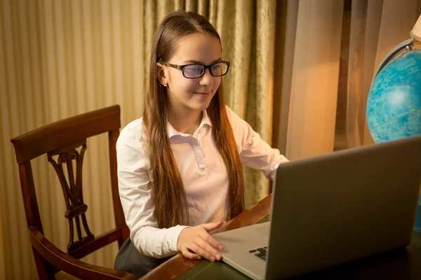 Πορτρέτο του χαμογελαστό κορίτσι πληκτρολογώντας το μήνυμα σε φορητό υπολογιστή — Φωτογραφία Αρχείου