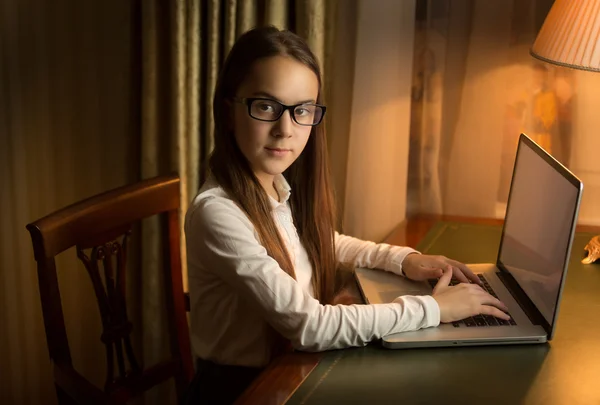 Morena estudante posando no armário com laptop — Fotografia de Stock