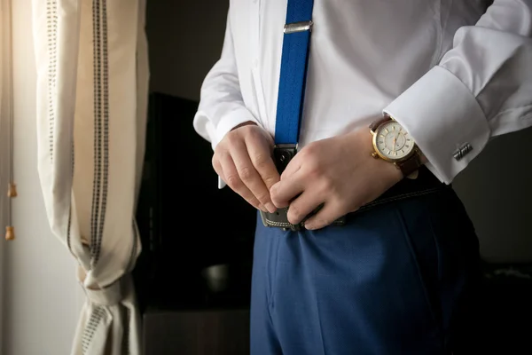 Closeup de homem elegante vestindo suspensórios — Fotografia de Stock