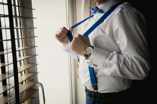 Toned closeup of businessman adjusting suspenders at office — Stock Photo, Image