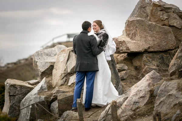 Pareja de recién casados caminando en las altas montañas —  Fotos de Stock