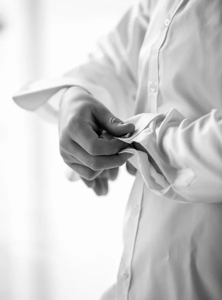 Μαύρο και άσπρο φωτογραφία του ανθρώπου ρύθμιση μανικετόκουμπα σε λευκό πουκάμισο — Φωτογραφία Αρχείου