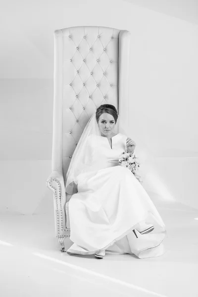 Blanco y negro de la novia elegante posando en el sillón en el semental — Foto de Stock