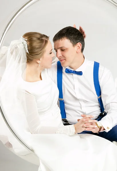 Studioporträt glücklicher Braut und Bräutigam, die sich mit geschlossenen Augen umarmen — Stockfoto