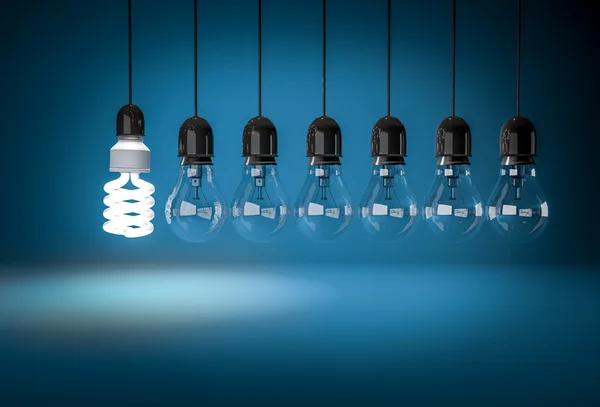 Энергосберегающие лампы накаливания ламп накаливания на проводах поверх blu — стоковое фото