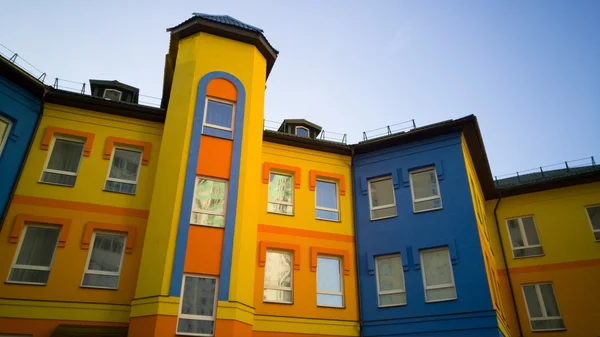 Colorido amarillo con edificio azul — Foto de Stock