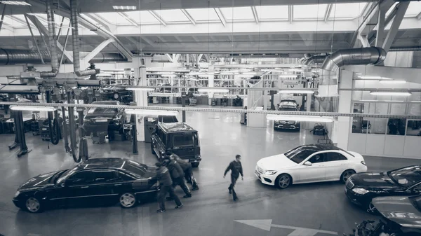 Foto en blanco y negro de la estación de mantenimiento de automóviles profesionales — Foto de Stock