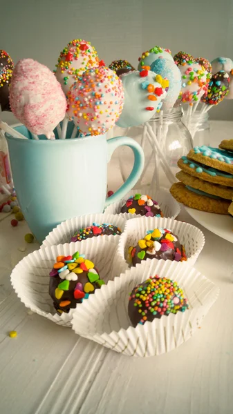 다채로운 사탕과 케이크의 몸매 사진 팝 나무 테이블 — 스톡 사진