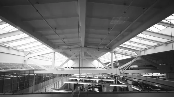 Schwarz-Weiß-Bild der langen Decke im modernen Gebäude — Stockfoto