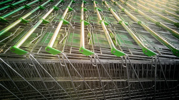 Photo tonique de longue rangée de chariots dans le supermarché — Photo