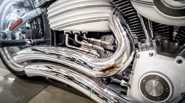 Closeup chromované motocyklu výfukového systému a motor — Stock fotografie