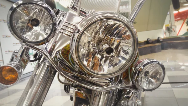 Stonowanych zdjęcie chromowanego reflektora motocykla chopper — Zdjęcie stockowe