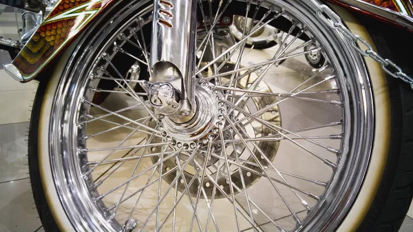 Close-up van chopper motorfiets verchroomde voorwiel — Stockfoto