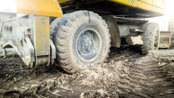 Ruedas de excavadora cubiertas de barro en obra — Foto de Stock