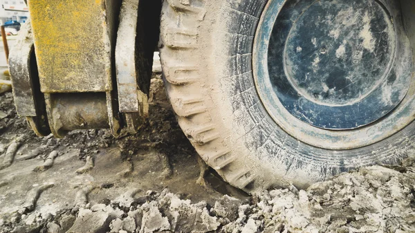 Grandes ruedas de excavadora cubiertas de barro — Foto de Stock