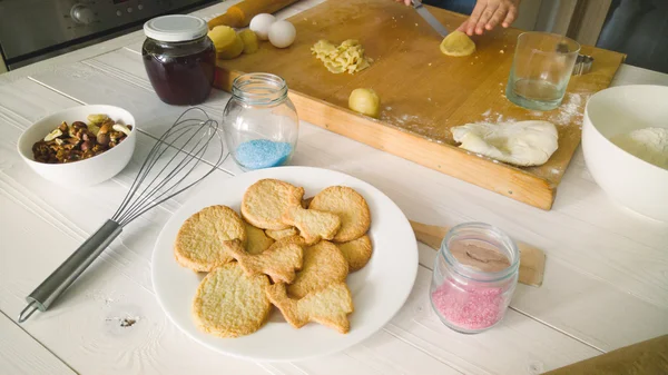 रसोई में डिश पर ताजा कुकीज़ का टोन शॉट — स्टॉक फ़ोटो, इमेज