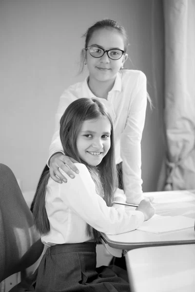 Czarno-biały portret dwie uczennice pozowanie w domu — Zdjęcie stockowe