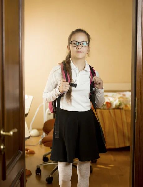 Vacker flicka redo för skolan i sovrum — Stockfoto