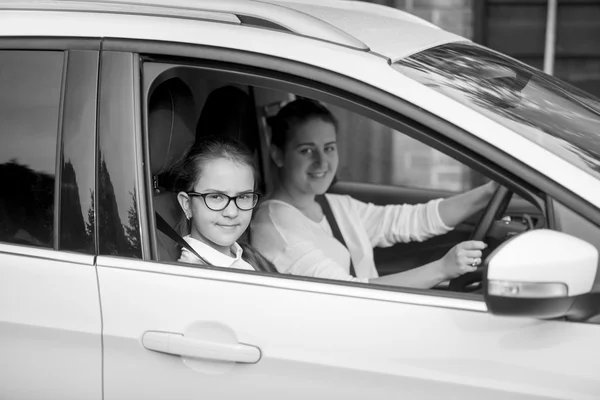 Zwart-wit portret van moeder rijden in auto met tiener daughte — Stockfoto