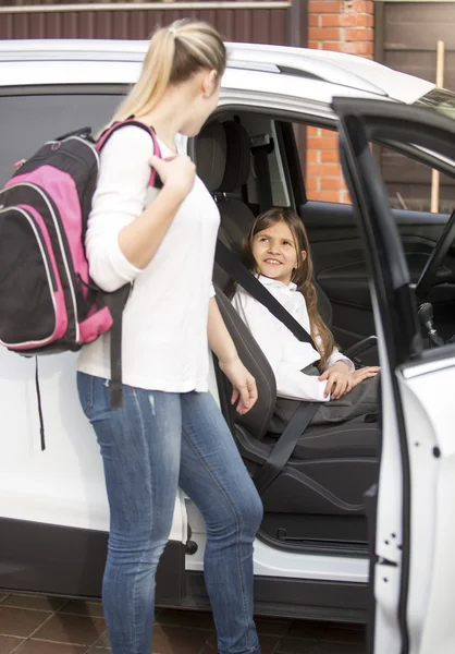 Mother looking in daughter sitting in car — Stock Photo, Image