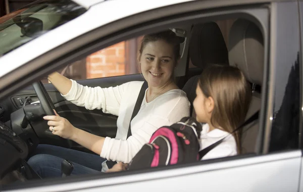 Portret van de moeder haar dochter naar school rijden op ochtend — Stockfoto