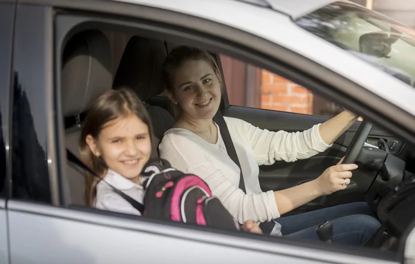 Retrato de niña que va a la escuela con su madre en coche — Foto de Stock