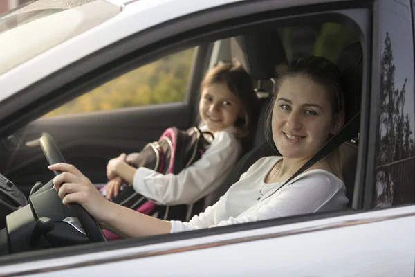 Vackra mamma köra bil med dotter till skolan — Stockfoto