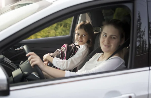 Genç anne kızını okula arabayla götürecek. — Stok fotoğraf